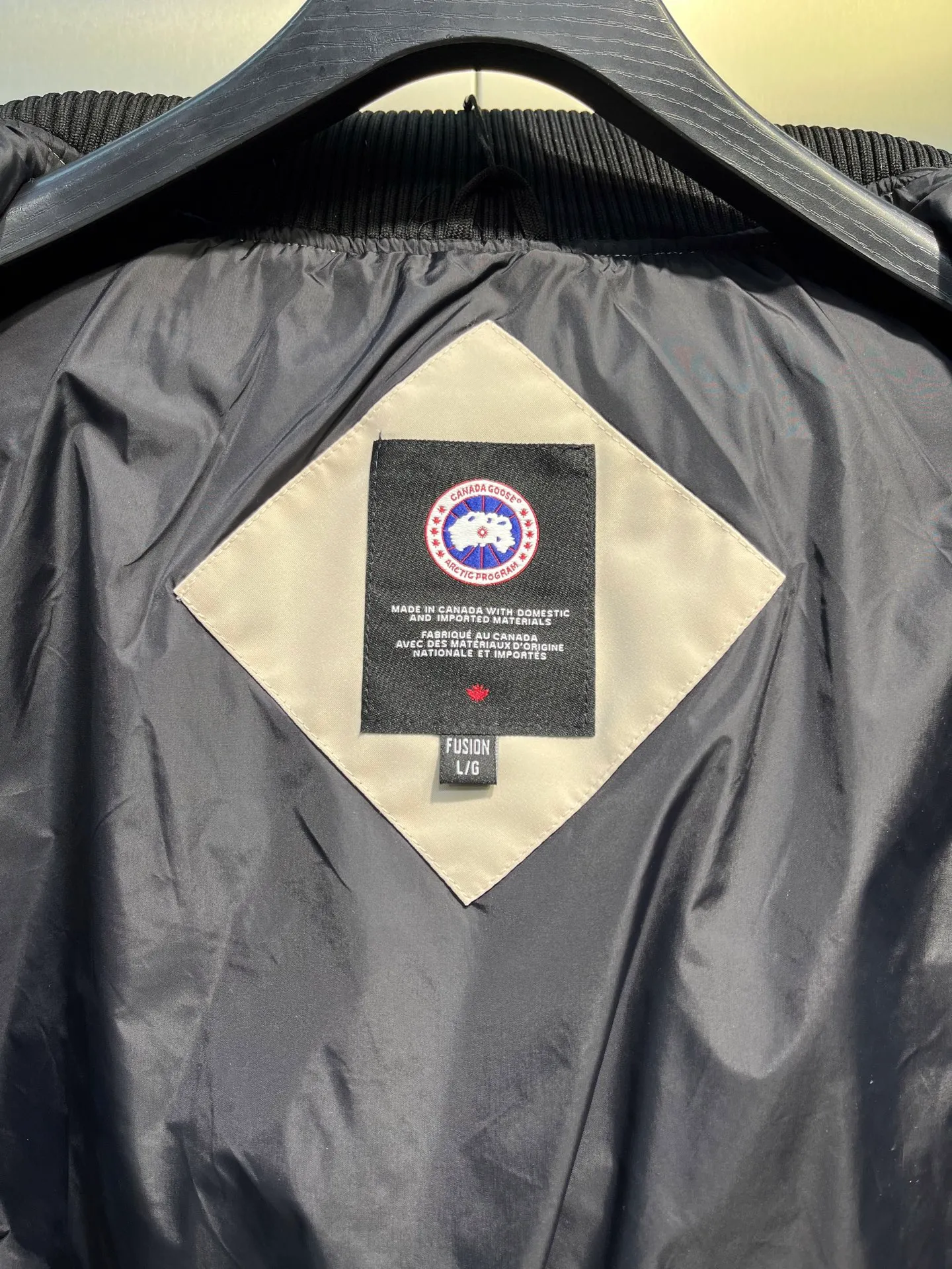 P840 Ganand Goose⭐️Canada Goose men’s new short style is the most popular autumn and winter item on INS in recent years. More and more people are choosing goose down jackets. Fur collar: wolf hair! Canada Goose super 3D technology waterproof fabric treatment, perfect wind resistance, cold resistance, and high temperature resistance! Built-in plush heat storage to keep warm, heats up quickly and warms up quickly! Personalized design, exquisite workmanship, smooth to the touch and comfortable on the skin. Double-layer windproof cuffs, windproof and frostproof! The pocket design is beautiful and practical. The Canada Goose down jacket has been the most popular thermal suit in the world in the past two years. It has far surpassed the down jackets in the Mengkou Kingdom. At the same time, the style is classic and never goes out of style. Don’t be afraid of this cold winter, all you need is a Canada Goose down jacket. Item number: 42 styles Size: S-3XL